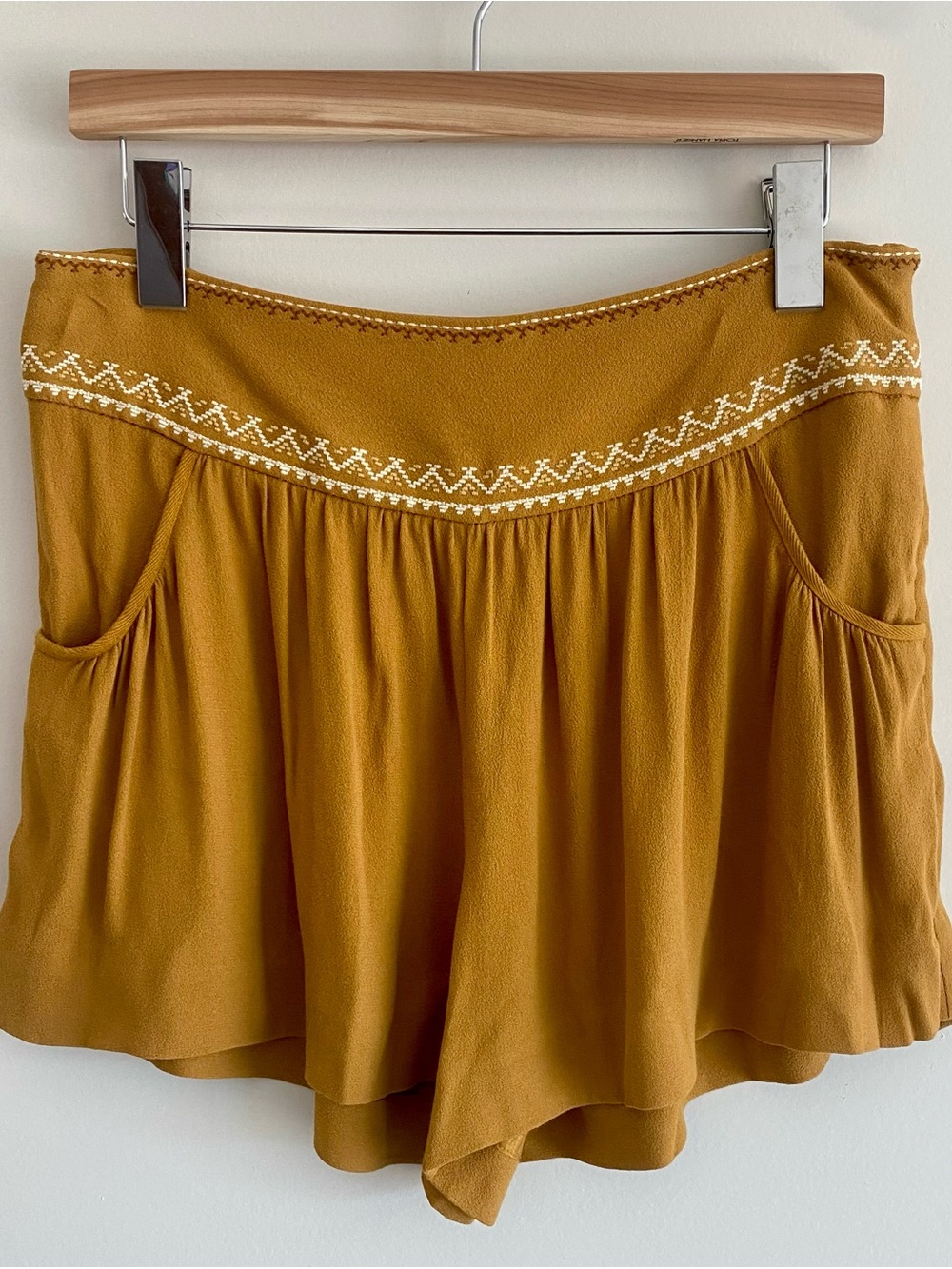 Anthropologie Elevenses Embroidered Skirty Shorts, size 4